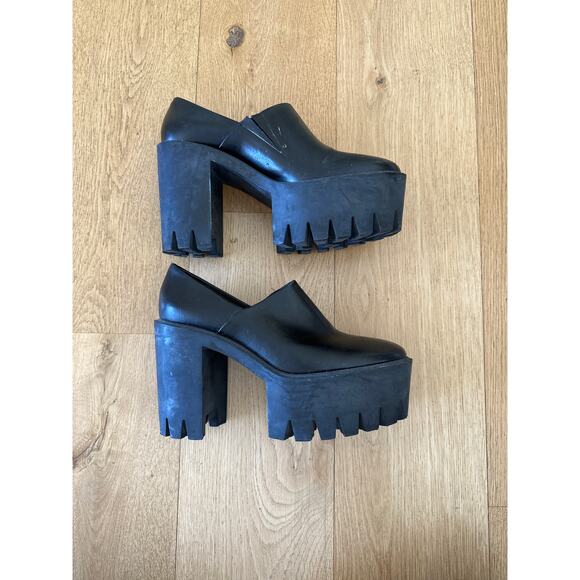 Stella McCartney - Chunky Lug Sole Platform Clogs in Black - Picture 2 of 11
